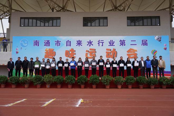 15419825342051.jpg 運動員代表上臺領獎.jpg