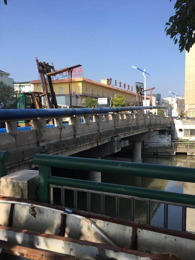 15432781683613.jpg 吊起舊鋼管.jpg