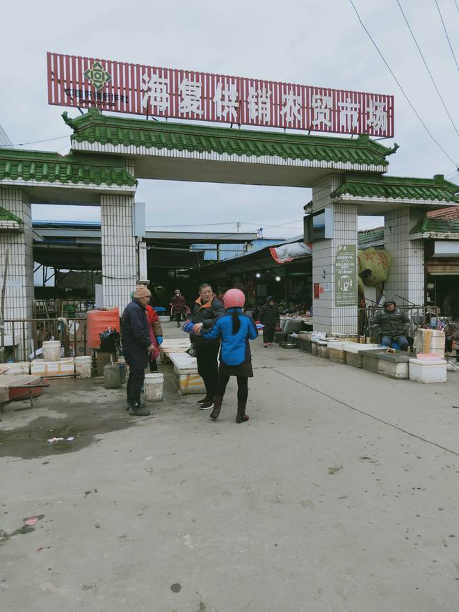 15470893347013.jpg 到農貿市場宣傳防凍知識3.jpg